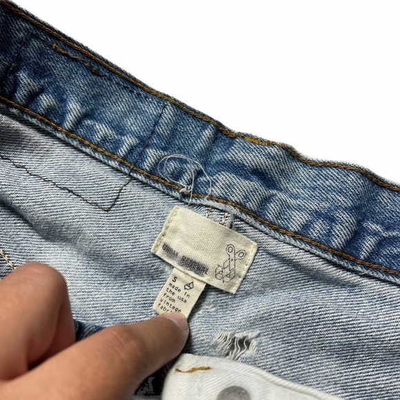 Urban Renewal Medium Wash Raw Hem Jean Shorts S - Picture 4 of 7